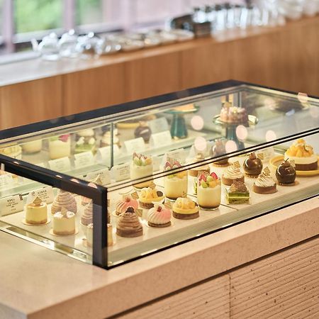 Hotel Royal Chiao Hsi Csiaohszi Kültér fotó A pastry display case