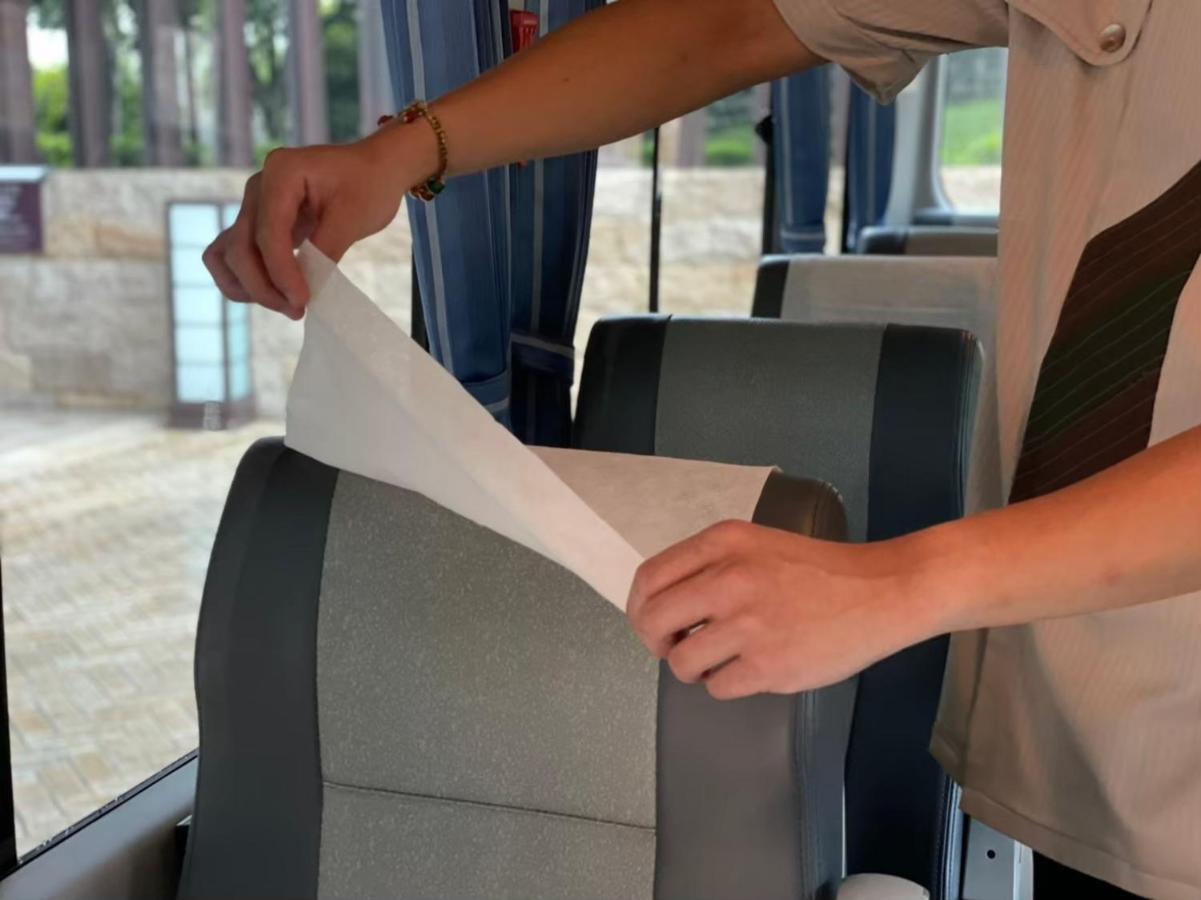 Hotel Royal Chiao Hsi Csiaohszi Kültér fotó A bus driver covering the seat with a seat cover