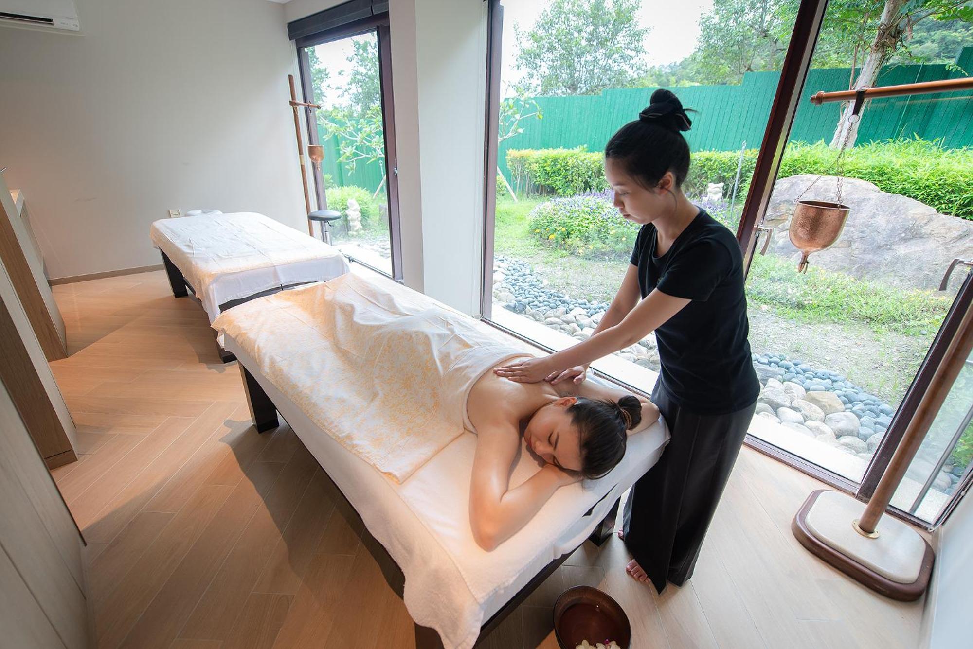 Hotel Royal Chiao Hsi Csiaohszi Kültér fotó A woman receiving a massage