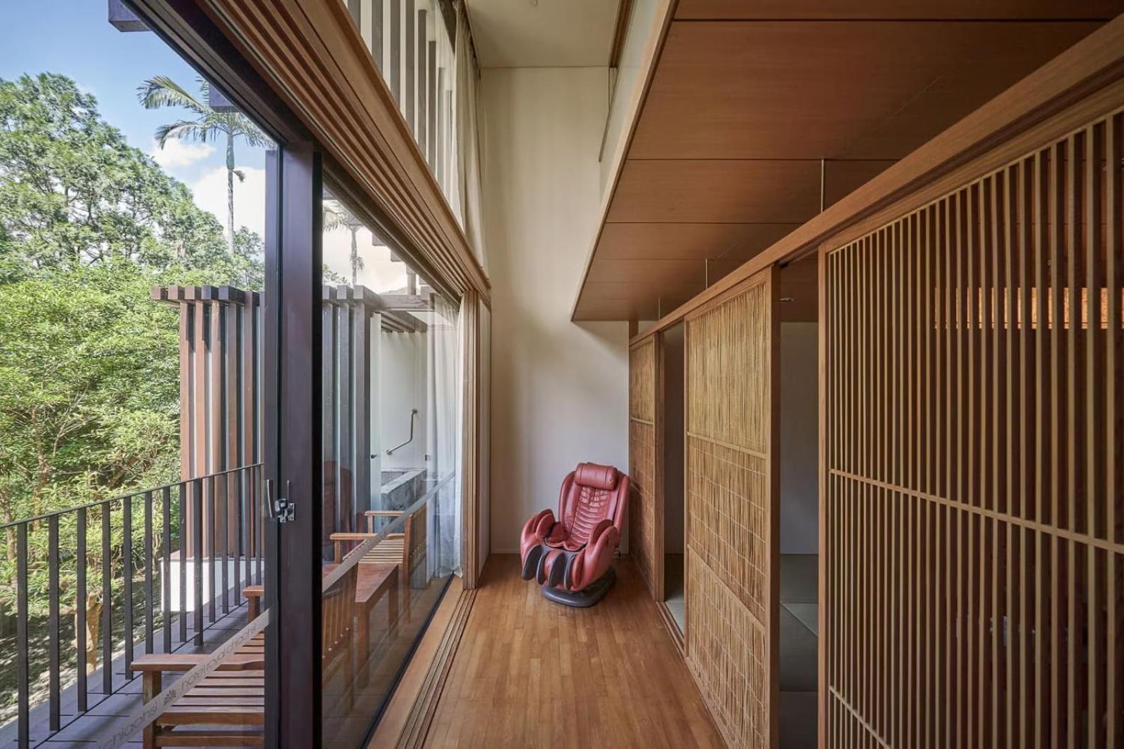 Hotel Royal Chiao Hsi Csiaohszi Kültér fotó A massage chair in a Japanese home