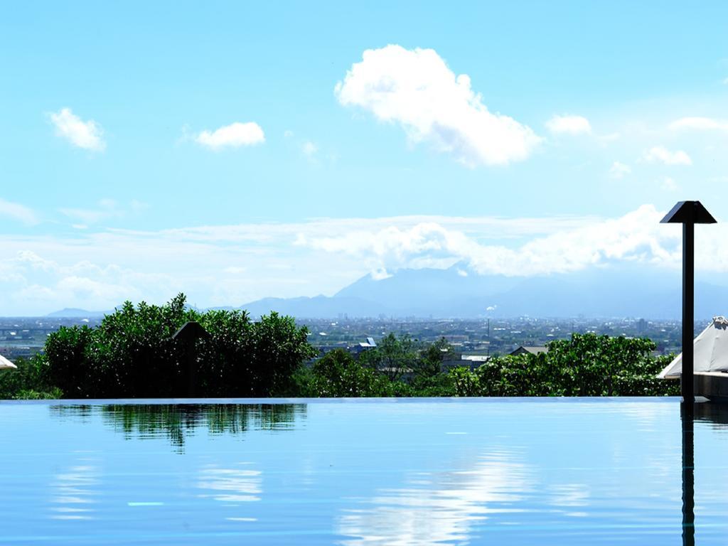 Hotel Royal Chiao Hsi Csiaohszi Kültér fotó View of Mount Apo from the pool of the 100 Islands Hotel